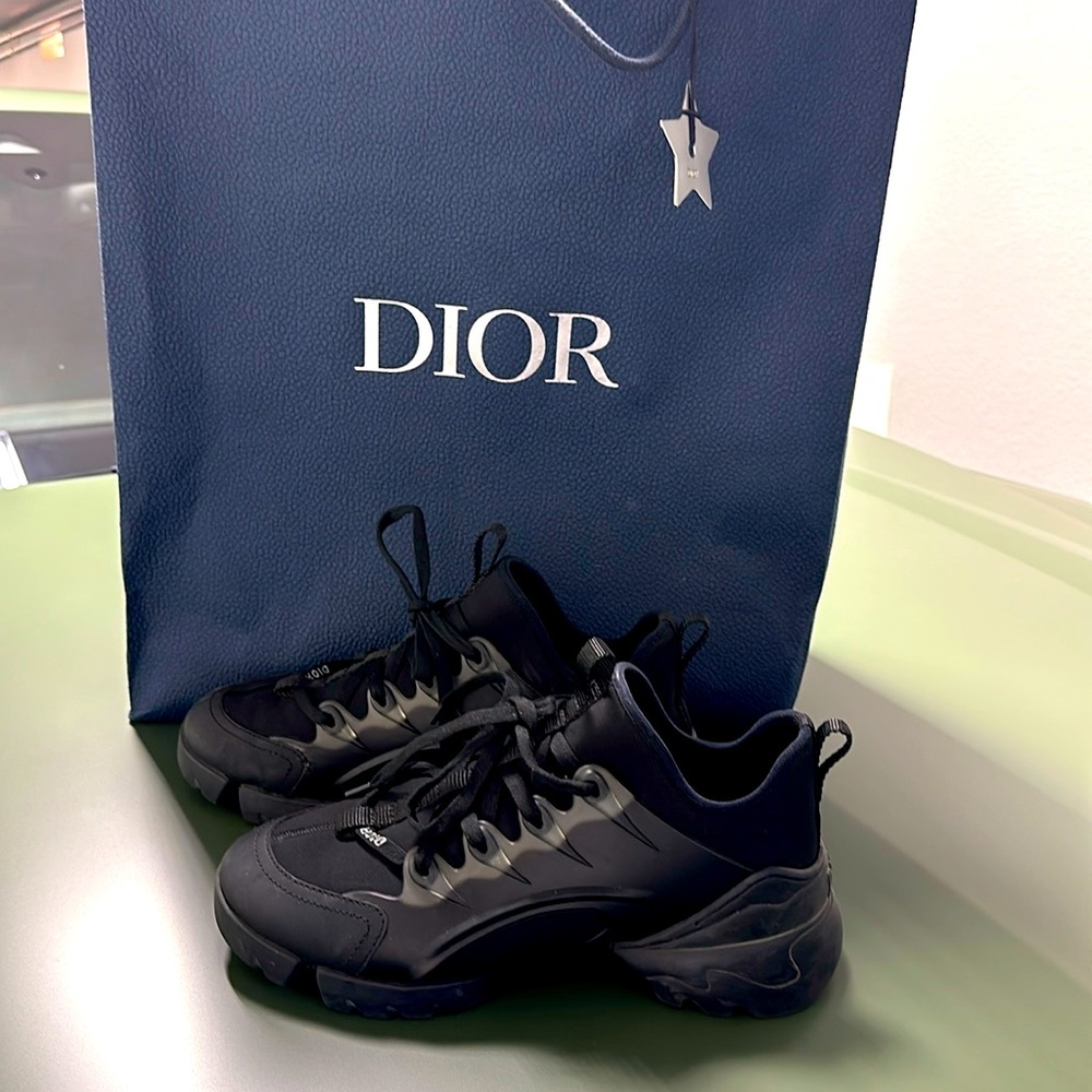 Sneakers condition like new ( worn few times for photoshoots)